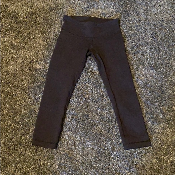 Lululemons Under Wunder Capris size 4! - Picture 4 of 4